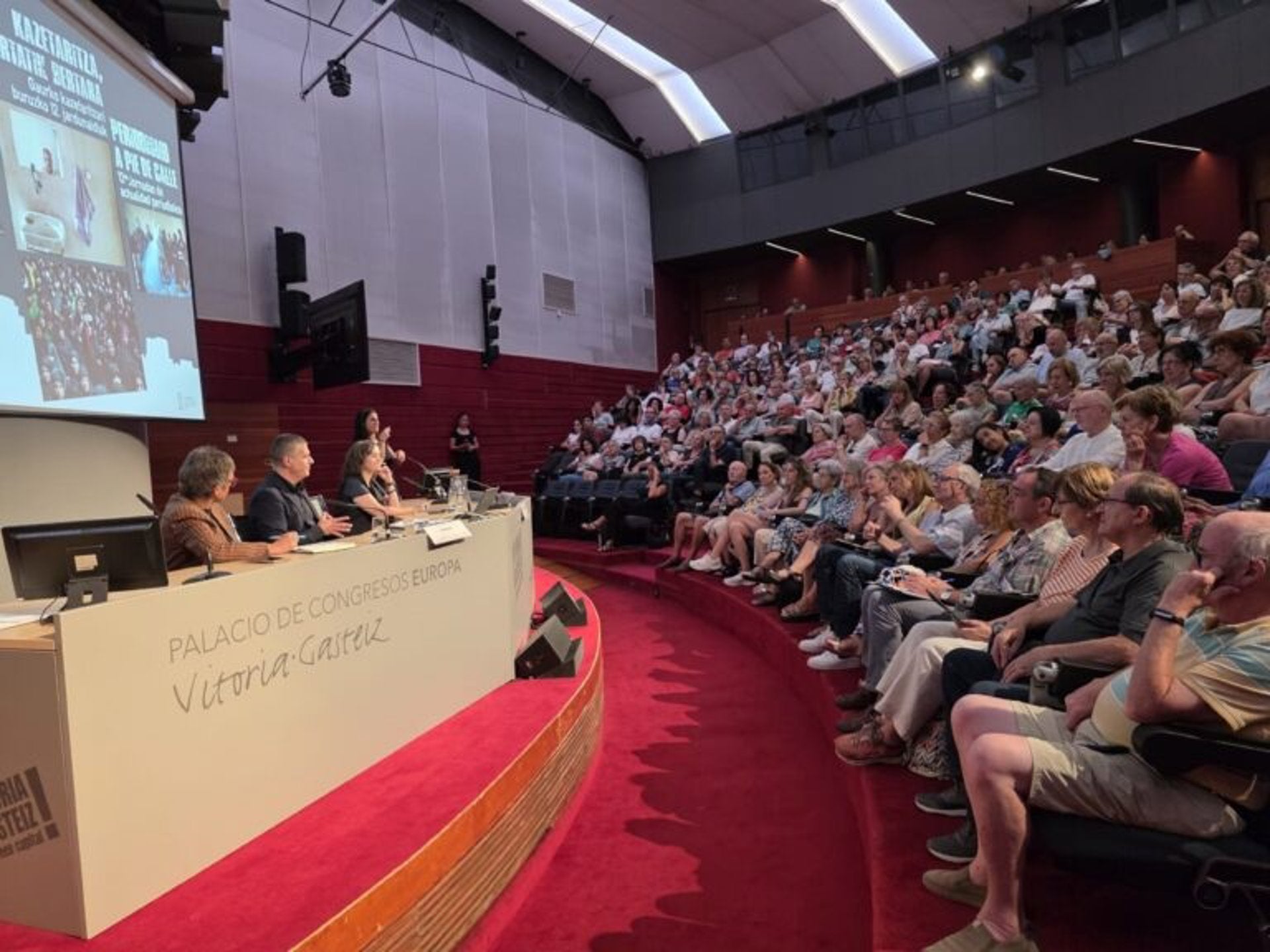 El programa "Periodismo a pie de calle" bate su récord de participación con cerca de 9.400 asistentes El programa "Periodismo a pie de calle" bate su récord de participación con cerca de 9.400 asistentes
