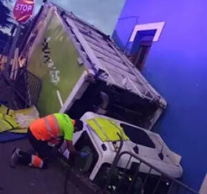 Emergencias libera al conductor de un cami&oacute;n que qued&oacute; encajado entre construcciones en Collot