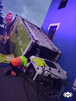 Emergencias libera al conductor de un camión que quedó encajado entre construcciones en Collot Emergencias libera al conductor de un camión que quedó encajado entre construcciones en Collot