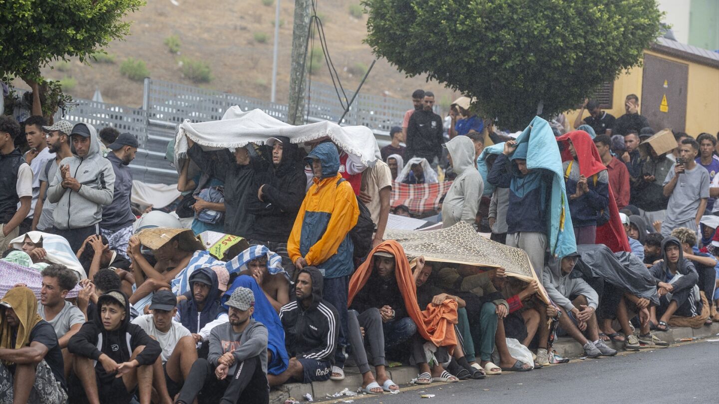 Varios inmigrantes hacen cola, a 1 de septiembre de 2026, en Ceuta (Espa&ntilde;a).