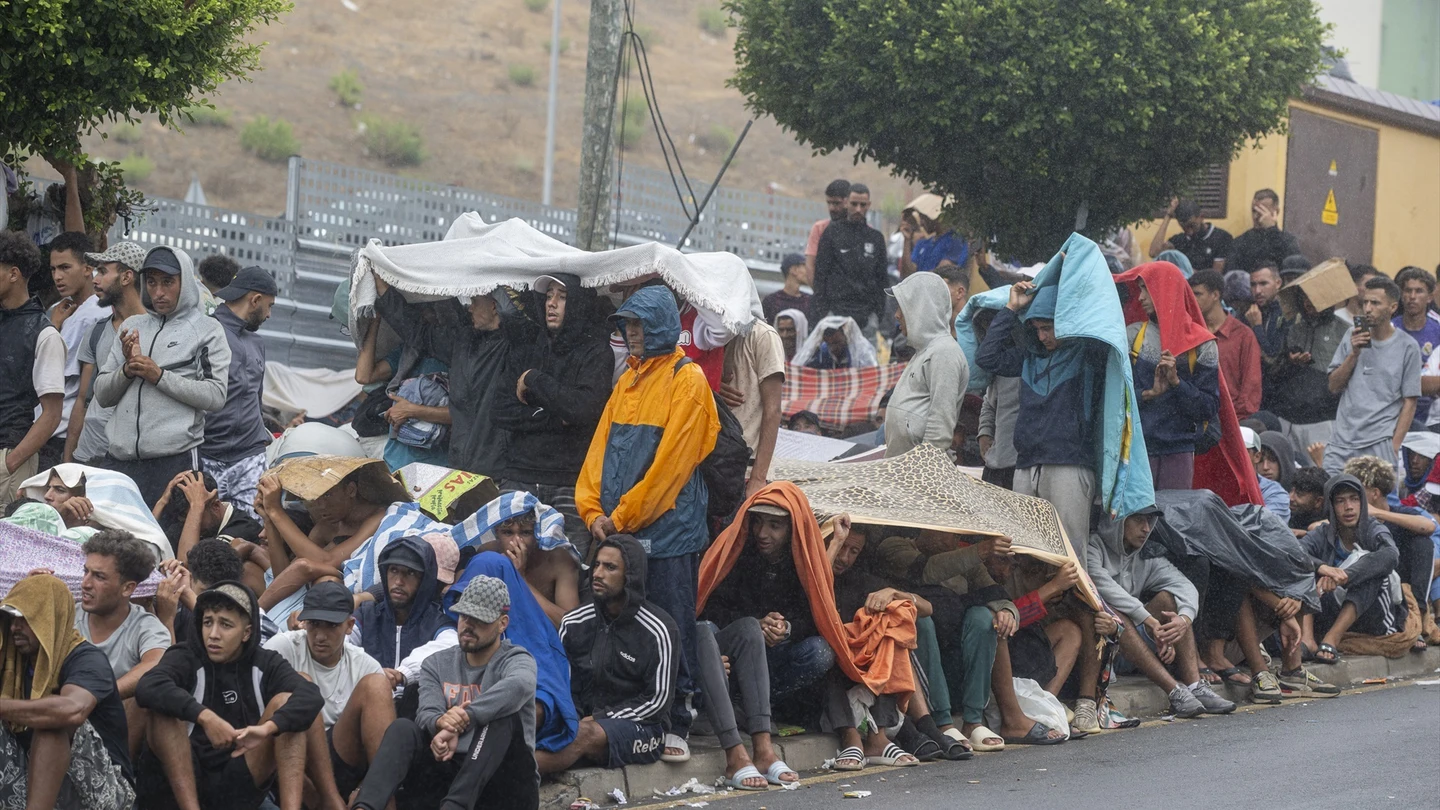 Varios inmigrantes hacen cola, a 1 de septiembre de 2026, en Ceuta (España). Varios inmigrantes hacen cola, a 1 de septiembre de 2026, en Ceuta (España).