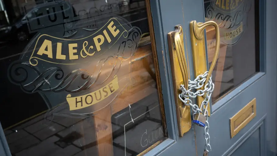 Cadenas en la puerta de un pub de Londres Cadenas en la puerta de un pub de Londres