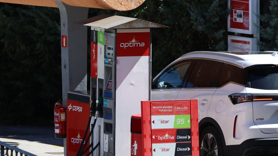 Un veh&iacute;culo reposta en una gasolinera, a 31 de agosto de 2026, en Madrid (Espa&ntilde;a). La rebaja del Impuesto sobre Hidrocarburos aplicable al gas&oacute;leo se elevar&aacute; a 20 c&eacute;ntimos por litro el pr&oacute;ximo martes, 1 de septiembre, frente a los 5 c&eacute;ntimos inicialmente previstos para ese mes, debido a la fuerte subida del precio de este combustible en el mes de julio. 31 AGOSTO 2026 Marta Fern&aacute;ndez / Europa Press 31/08/2026