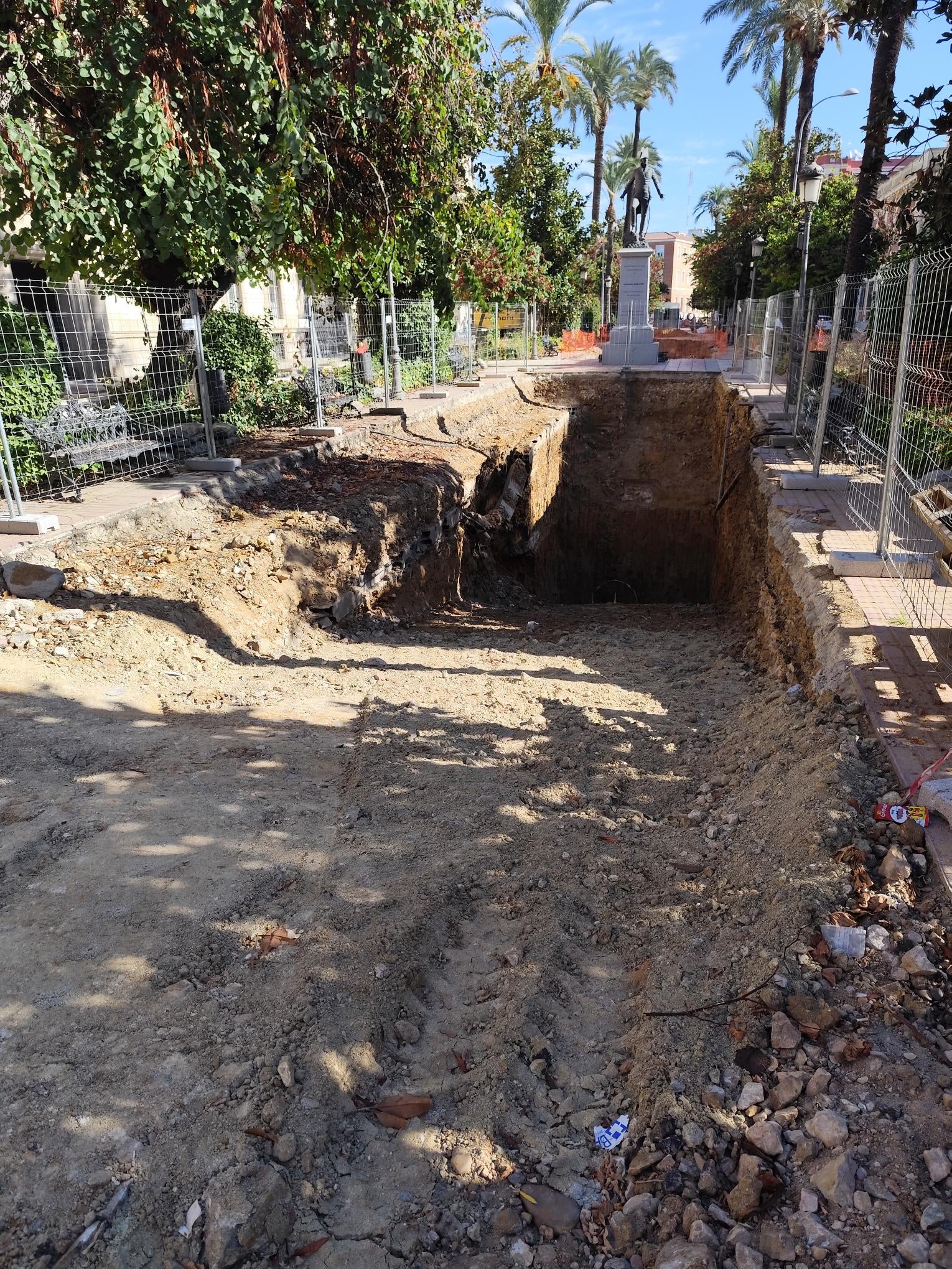 Hallan trece esqueletos y muros históricos en las obras de la avenida de Huelva de Badajoz Hallan trece esqueletos y muros históricos en las obras de la avenida de Huelva de Badajoz