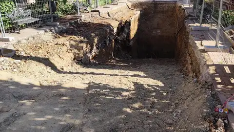 Hallan trece esqueletos y muros históricos en las obras de la avenida de Huelva de Badajoz Hallan trece esqueletos y muros históricos en las obras de la avenida de Huelva de Badajoz