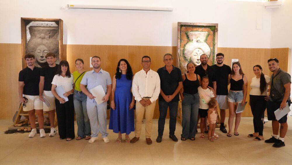 El alcalde de Ibiza, Rafa Triguero, con los agraciados con las 7 viviendas