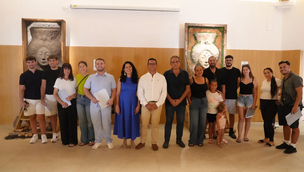 El alcalde de Ibiza, Rafa Triguero, con los agraciados con las 7 viviendas El alcalde de Ibiza, Rafa Triguero, con los agraciados con las 7 viviendas