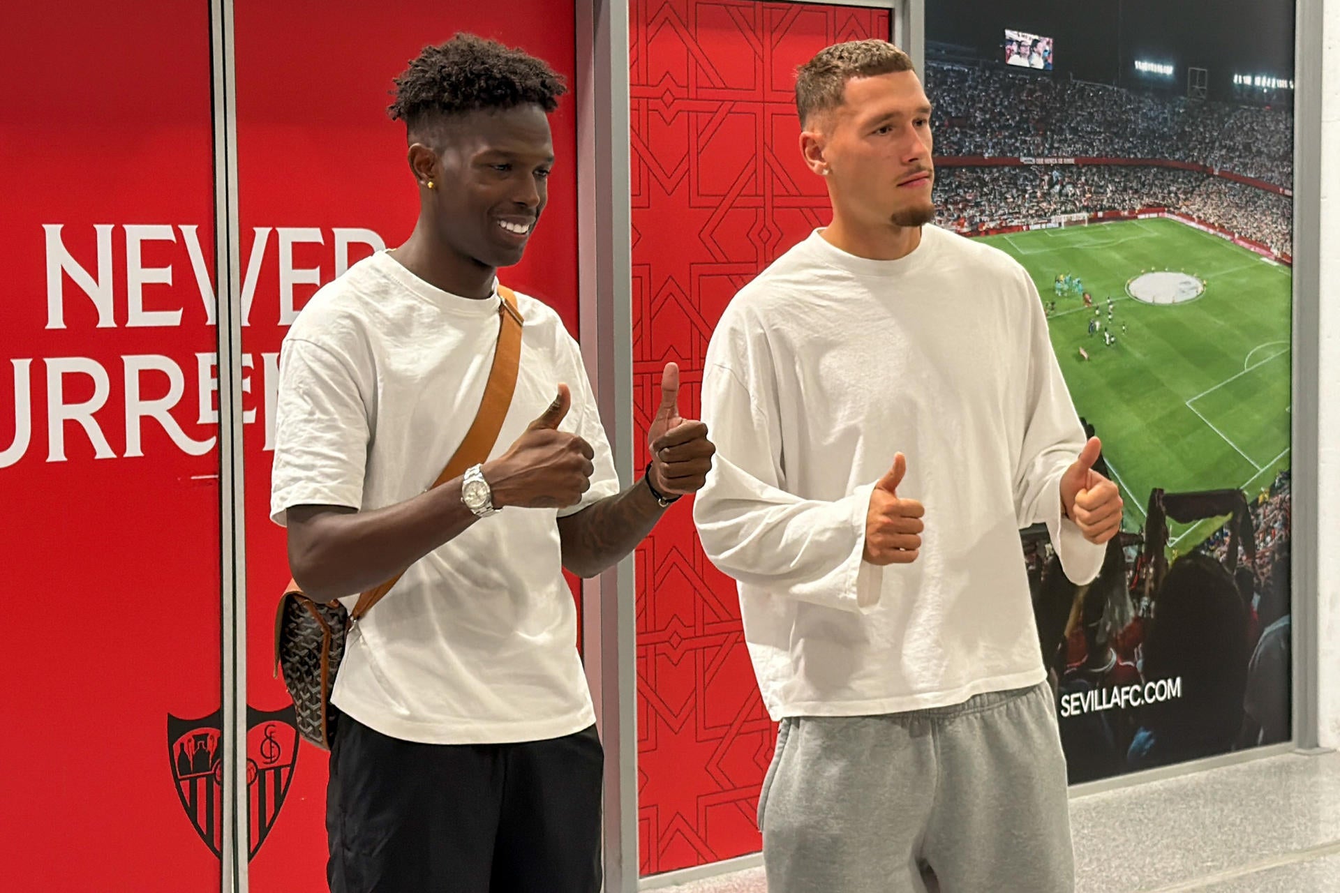 Los dos últimos fichajes del Sevilla FC el extremo portugués Félix Correia (i) y el delantero belga Lucas Stassin posan a su llegada a Sevilla este martes. Los dos últimos fichajes del Sevilla FC el extremo portugués Félix Correia (i) y el delantero belga Lucas Stassin posan a su llegada a Sevilla este martes.