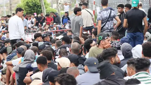 Continúan las aglomeraciones de migrantes en las inmediaciones del embolsamiento de Loma Colmenar para acceder a la zona Continúan las aglomeraciones de migrantes en las inmediaciones del embolsamiento de Loma Colmenar para acceder a la zona