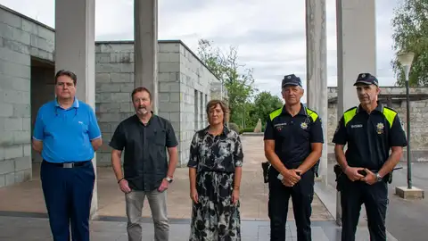 La alcaldesa de Errentería en el cementerio saqueado La alcaldesa de Errentería en el cementerio saqueado