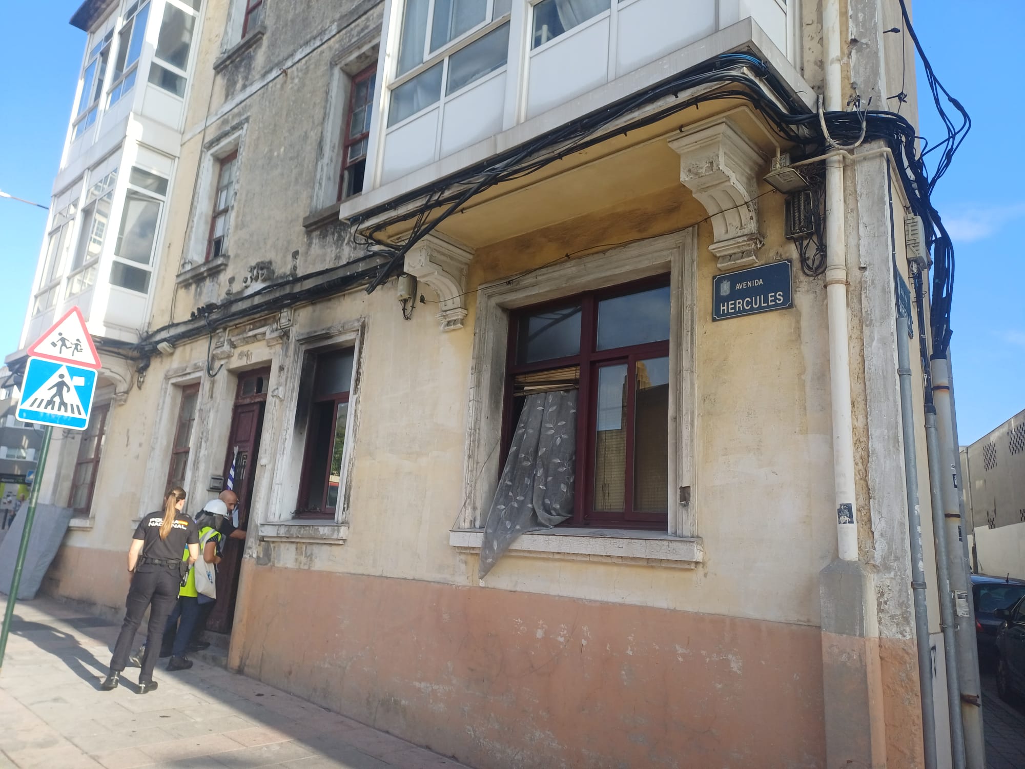 Susto en la Avenida de Hércules por el incendio en un edificio ocupado Susto en la Avenida de Hércules por el incendio en un edificio ocupado
