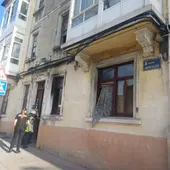 Una técnica del Concello entra, escoltada por la Policía Nacional, en el edificio incendiado en la Avenida de Hércules Una técnica del Concello entra, escoltada por la Policía Nacional, en el edificio incendiado en la Avenida de Hércules