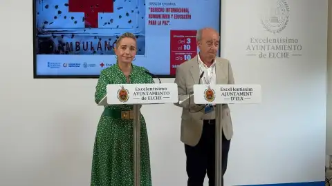 Celia Lastra, concejala de Cooperación en el Ayuntamiento de Elche, y Antonio Ramón Guilabert, presidente de Cruz Roja Elche. Celia Lastra, concejala de Cooperación en el Ayuntamiento de Elche, y Antonio Ramón Guilabert, presidente de Cruz Roja Elche.