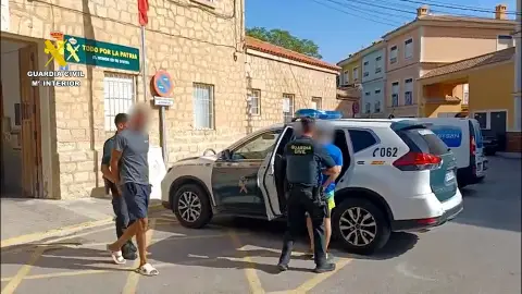 Agentes de la Guardia Civil con dos de los detenidos por los robos en el municipio de Beneixama. Agentes de la Guardia Civil con dos de los detenidos por los robos en el municipio de Beneixama.