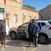 Agentes de la Guardia Civil con dos de los detenidos por los robos en el municipio de Beneixama.