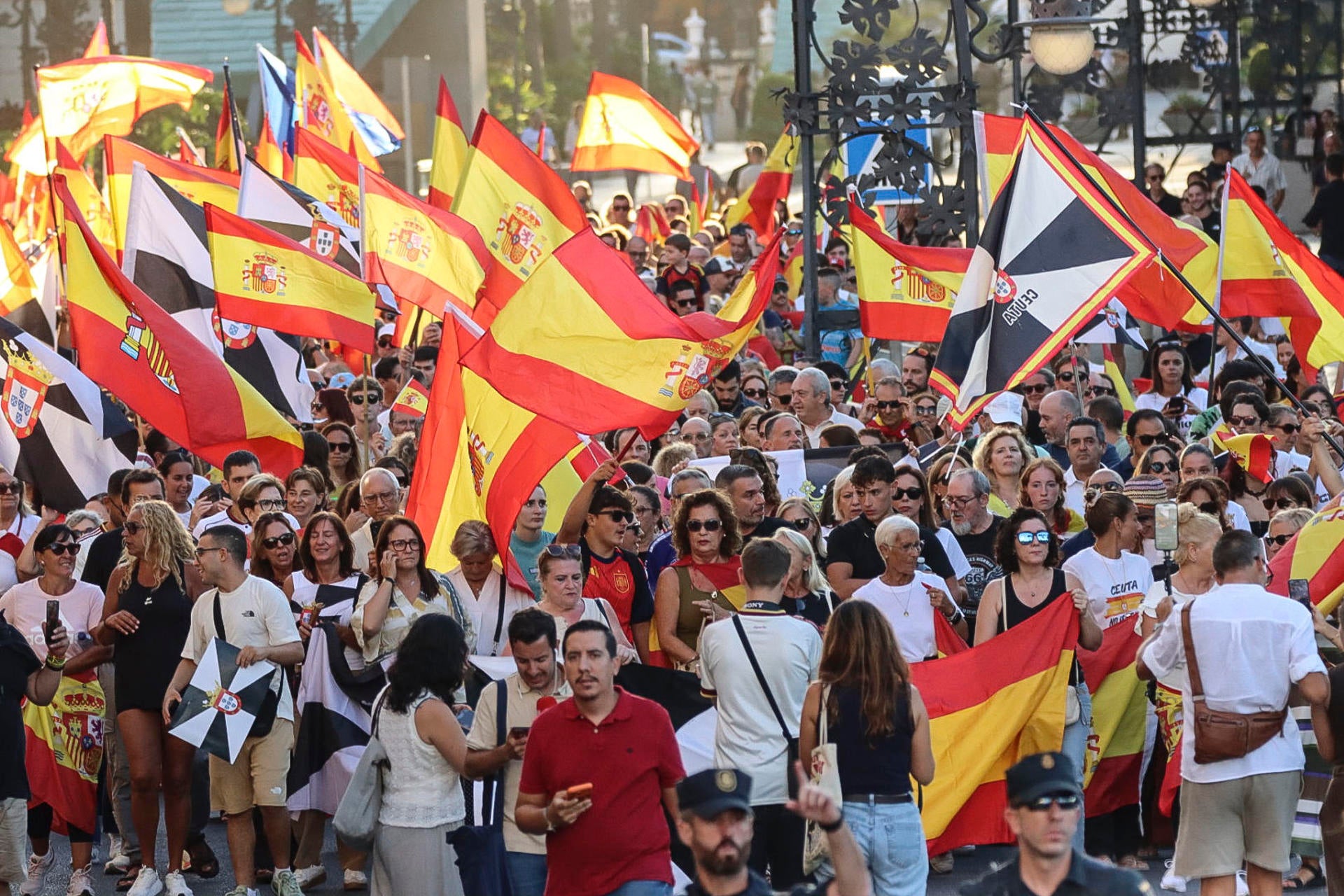 Cientos de personas se manifiestan en Ceuta para pedir una solución a la crisis migratoria Cientos de personas se manifiestan en Ceuta para pedir una solución a la crisis migratoria