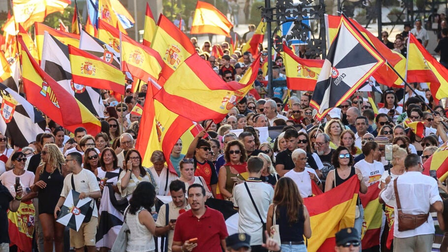 Cientos de personas se manifiestan en Ceuta para pedir una soluci&oacute;n a la crisis migratoria