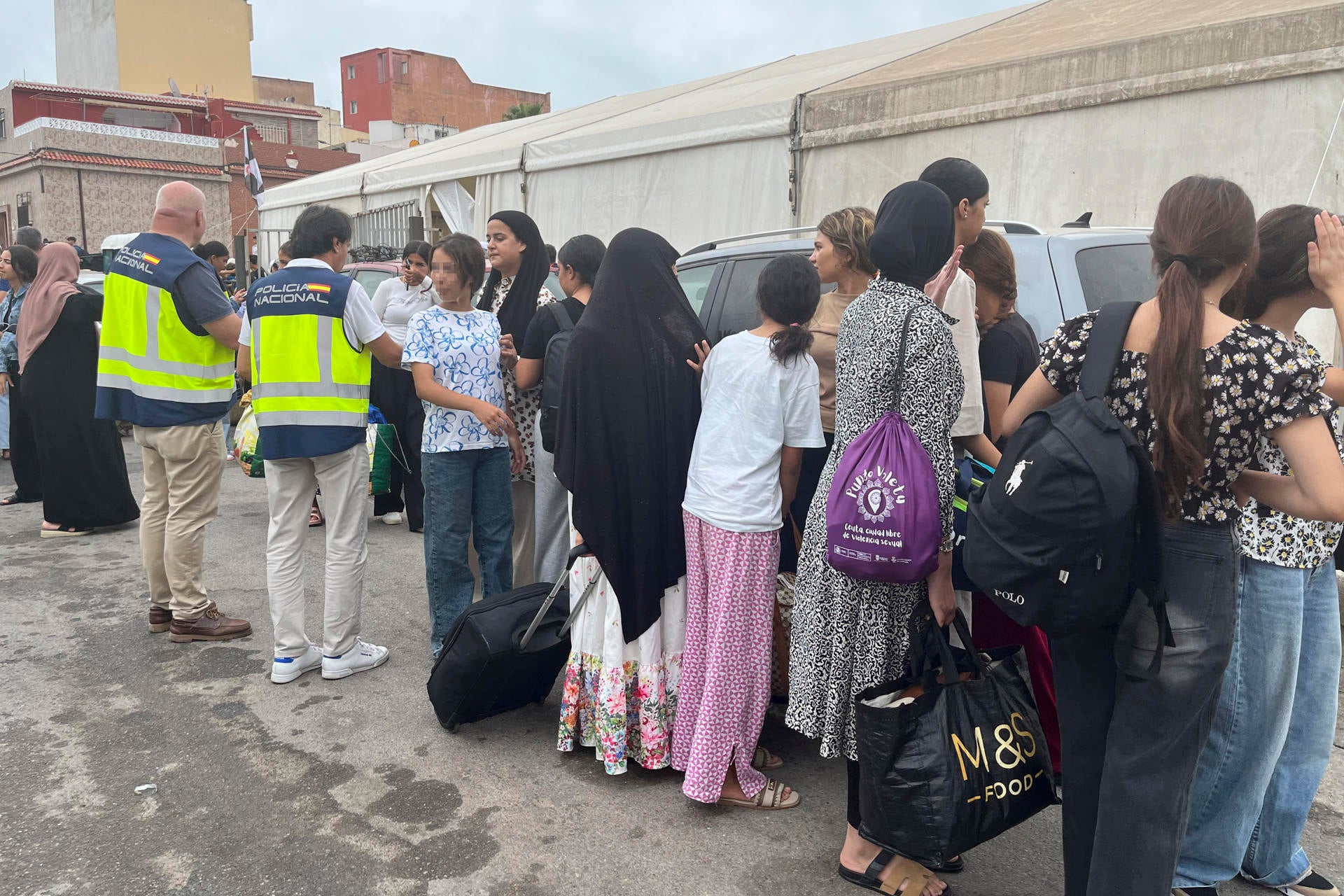 La Policía Nacional inicia el traslado de menores a una nueva nave del polígono del Tarajal en Ceuta, este martes. La Policía Nacional inicia el traslado de menores a una nueva nave del polígono del Tarajal en Ceuta, este martes.
