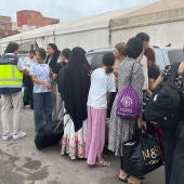 La Policía Nacional inicia el traslado de menores a una nueva nave del polígono del Tarajal en Ceuta, este martes. 