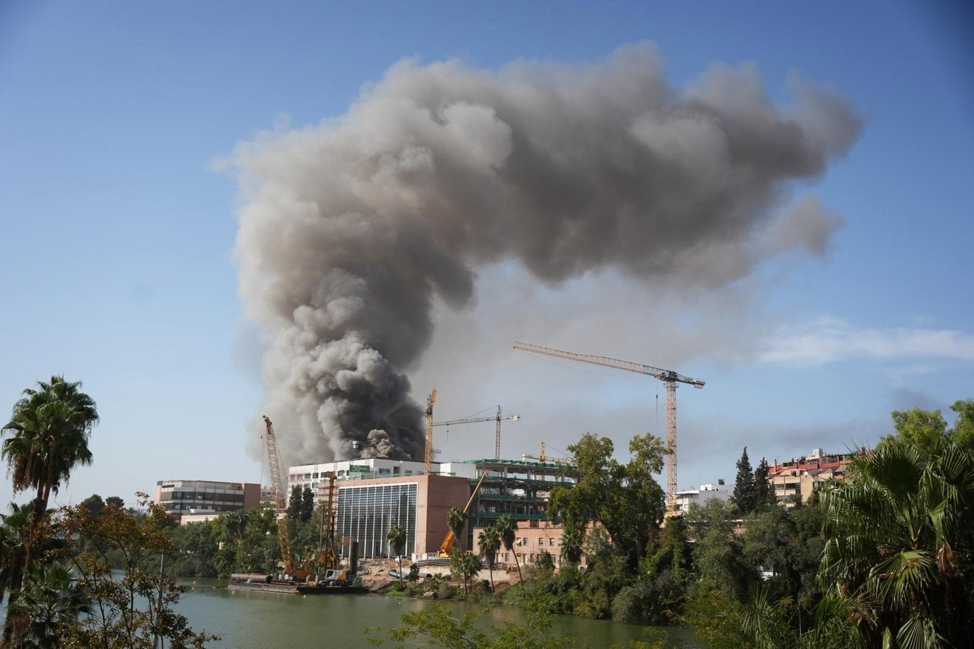 Cinco heridos por inhalación de humo y quemaduras en el incendio de Altadis Cinco heridos por inhalación de humo y quemaduras en el incendio de Altadis