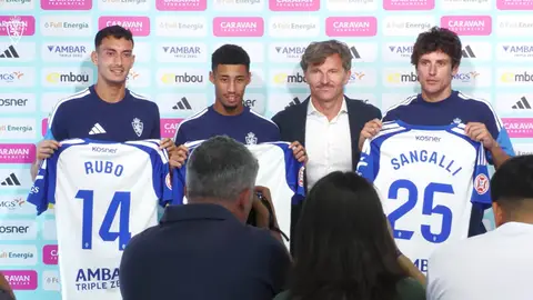 El director deportivo presenta a los últimos fichajes El director deportivo presenta a los últimos fichajes