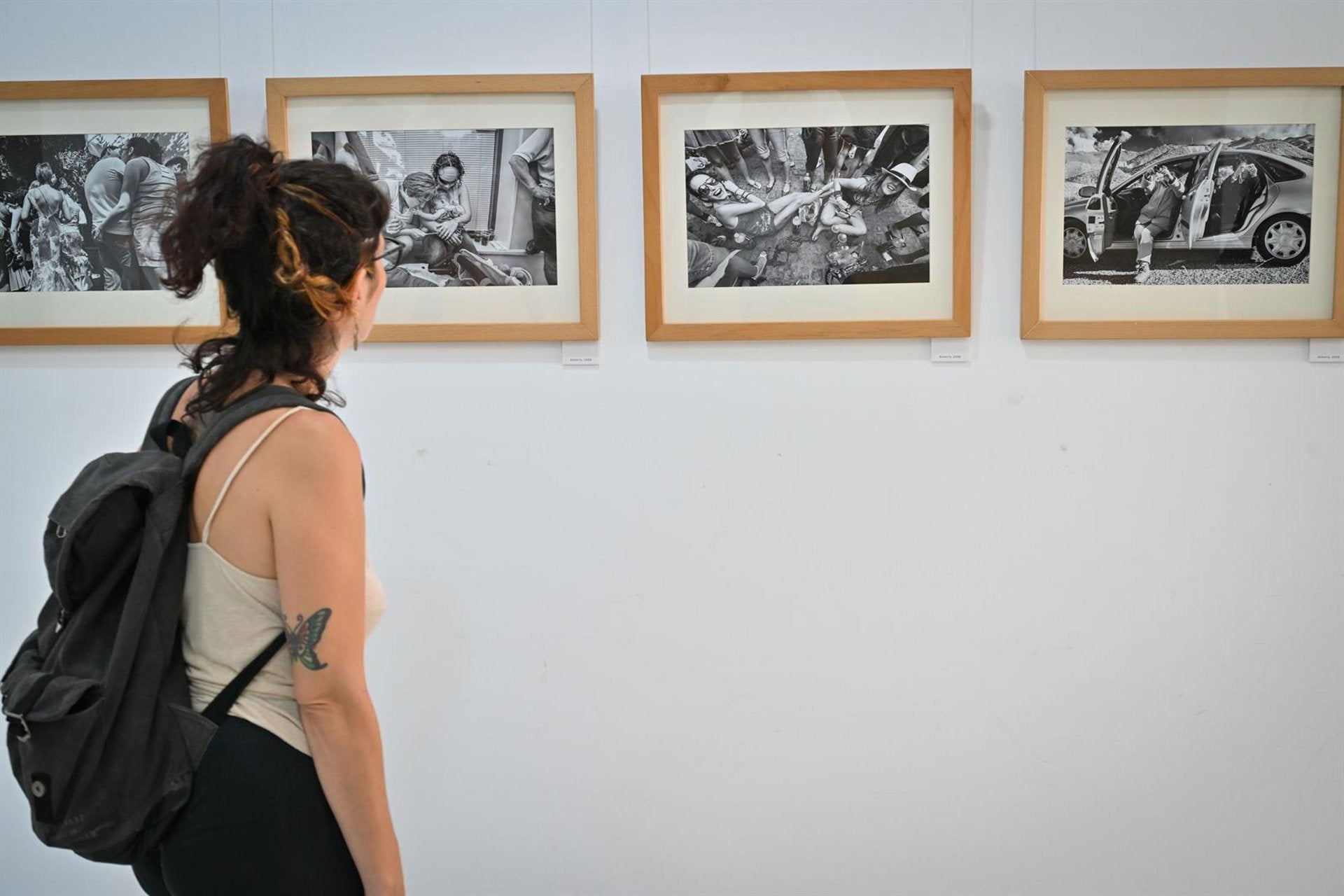 Una visitante observa la exposición Una visitante observa la exposición