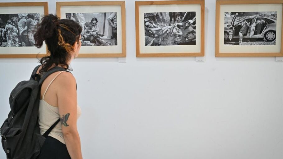 Una visitante observa la exposici&oacute;n 