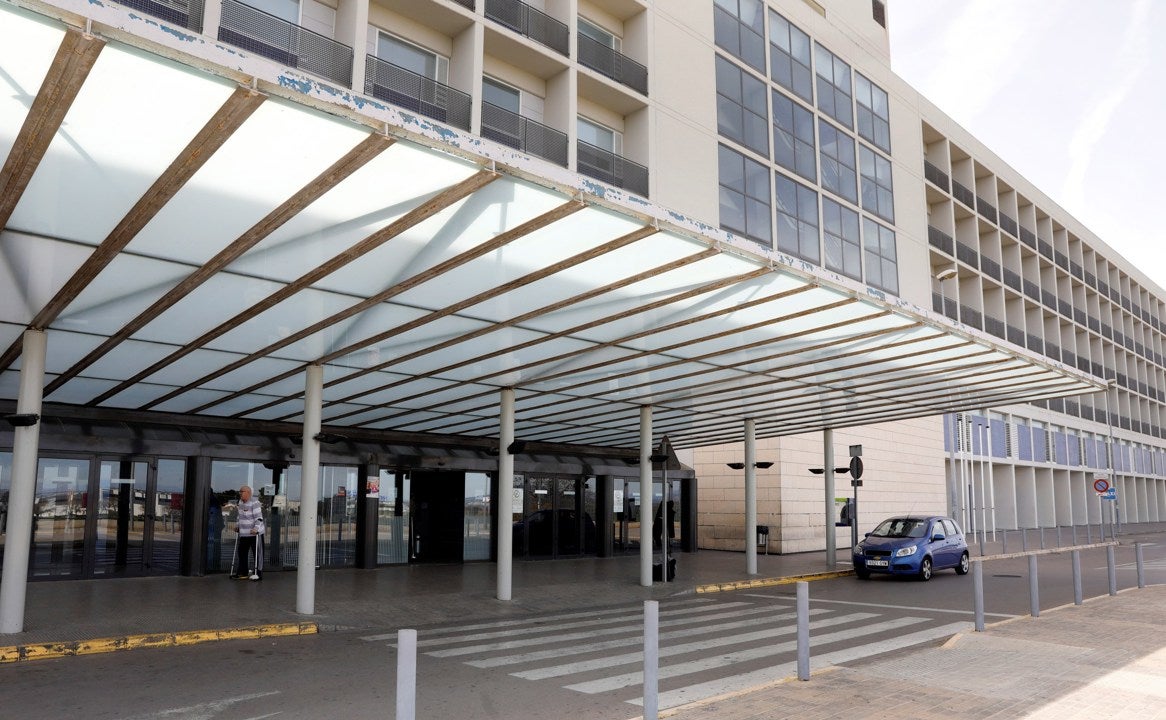 Muere una niña de 11 años y su hermano resulta herido tras caerles un pilar de una vivienda en Alzira Muere una niña de 11 años y su hermano resulta herido tras caerles un pilar de una vivienda en Alzira