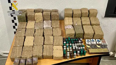 Localizan 27 kilos de hachís y diversa munición durante una actuación por una presunta agresión en Navalmoral Localizan 27 kilos de hachís y diversa munición durante una actuación por una presunta agresión en Navalmoral