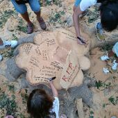 Más de un centenar de vecinos se concentran en La Paz para protestar contra la tala de un ficus histórico e inician acciones legales y administrativas ante el Ayuntamiento de Málaga