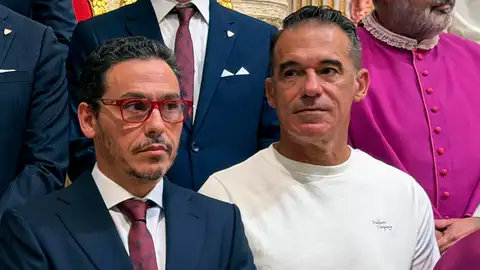 El entrenador del Sevilla FC Luis García Plaza (d), junto al presidente del club José María del Nido Carrasco (c) durante la ofrenda floral en la catedral de Sevilla a la patrona de la capital, Virgen de los Reyes, este miércoles. El entrenador del Sevilla FC Luis García Plaza (d), junto al presidente del club José María del Nido Carrasco (c) durante la ofrenda floral en la catedral de Sevilla a la patrona de la capital, Virgen de los Reyes, este miércoles.