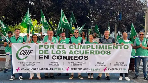 CSIF se concentra en Extremadura para advertir de "falta" de personal y la "precariedad" en Correos CSIF se concentra en Extremadura para advertir de "falta" de personal y la "precariedad" en Correos