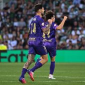 Fer Niño celebra el gol del Elche en Santander.