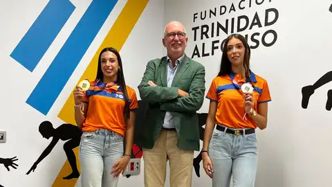 Lucía Muñoz y Marina Cortelles llevan sus billetes olímpicos a la Fundación Trinidad Alfonso Lucía Muñoz y Marina Cortelles llevan sus billetes olímpicos a la Fundación Trinidad Alfonso