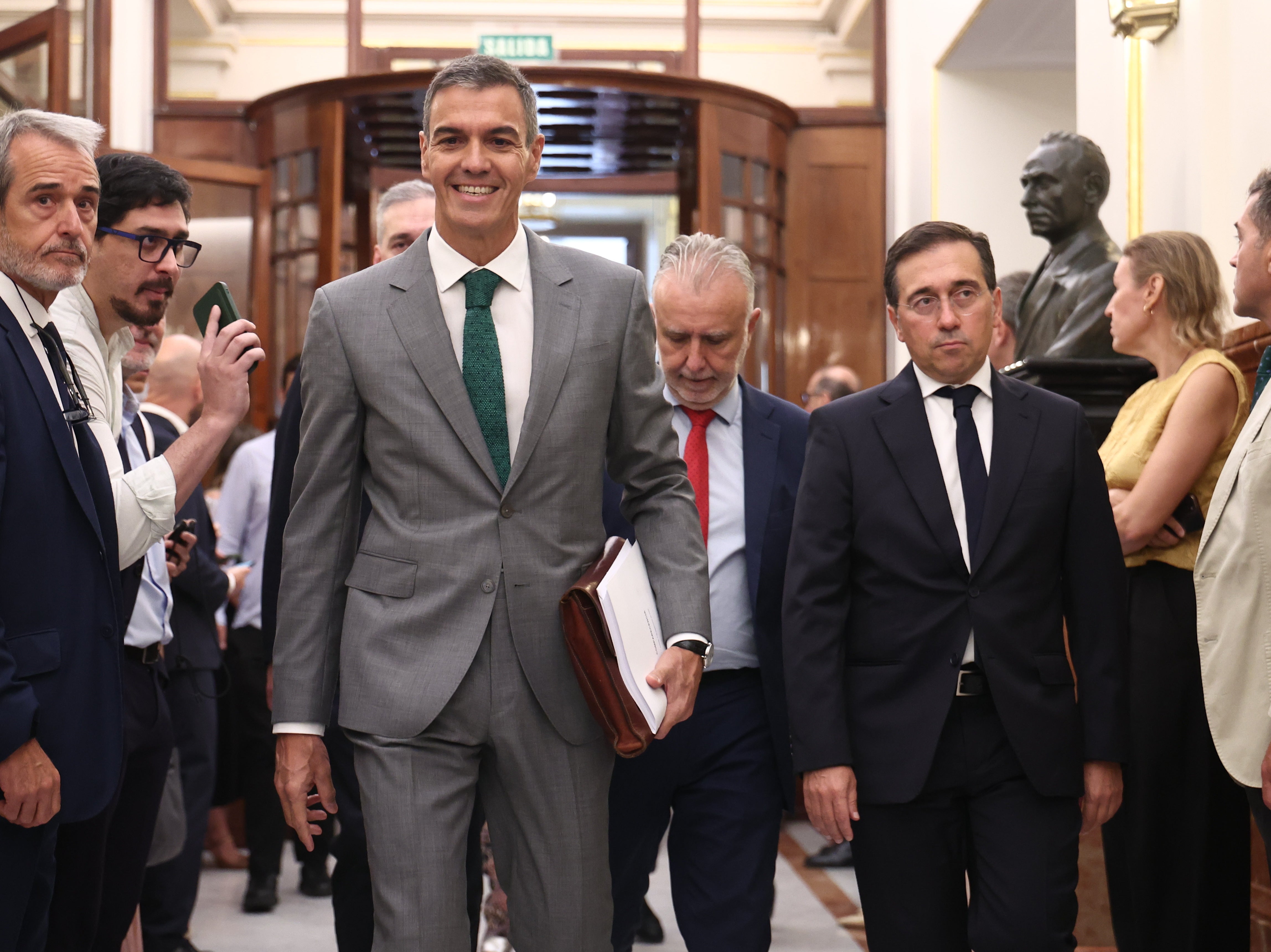 (I-D) El presidente del Gobierno, Pedro Sánchez, junto al ministro de Política Territorial y Memoria Democrática, Ángel Víctor Torres, y el ministro de Asuntos Exteriores, Unión Europea y Cooperación, José Manuel Albares, a su llegada a una sesión plenaria en el Congreso de los Diputados, a 3 de septiembre de 2026 (I-D) El presidente del Gobierno, Pedro Sánchez, junto al ministro de Política Territorial y Memoria Democrática, Ángel Víctor Torres, y el ministro de Asuntos Exteriores, Unión Europea y Cooperación, José Manuel Albares, a su llegada a una sesión plenaria en el Congreso de los Diputados, a 3 de septiembre de 2026