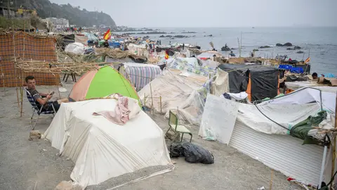 Varios inmigrantes acampados en la playa, a 5 de septiembre de 2026, en Ceuta (España). Varios inmigrantes acampados en la playa, a 5 de septiembre de 2026, en Ceuta (España).