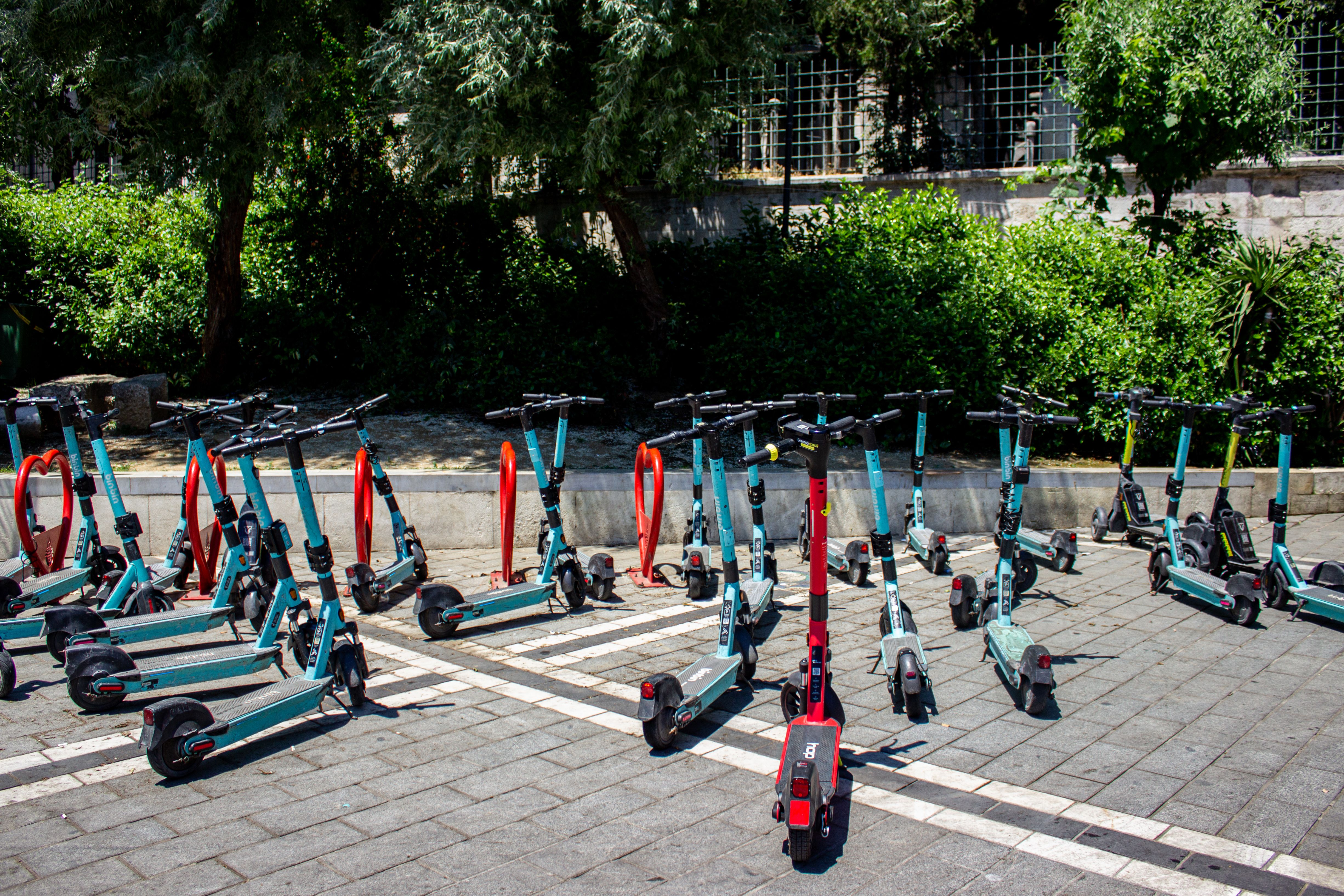 Imagen de archivo de varios patinetes eléctricos estacionados. Imagen de archivo de varios patinetes eléctricos estacionados.