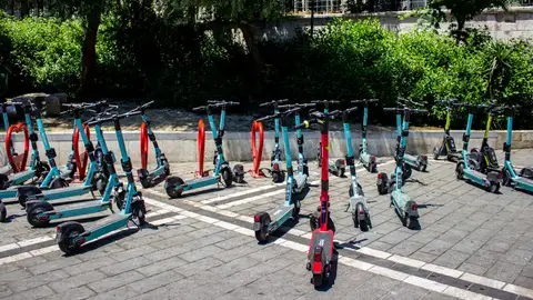 Imagen de archivo de varios patinetes eléctricos estacionados. Imagen de archivo de varios patinetes eléctricos estacionados.