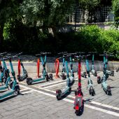 Imagen de archivo de varios patinetes eléctricos estacionados. 