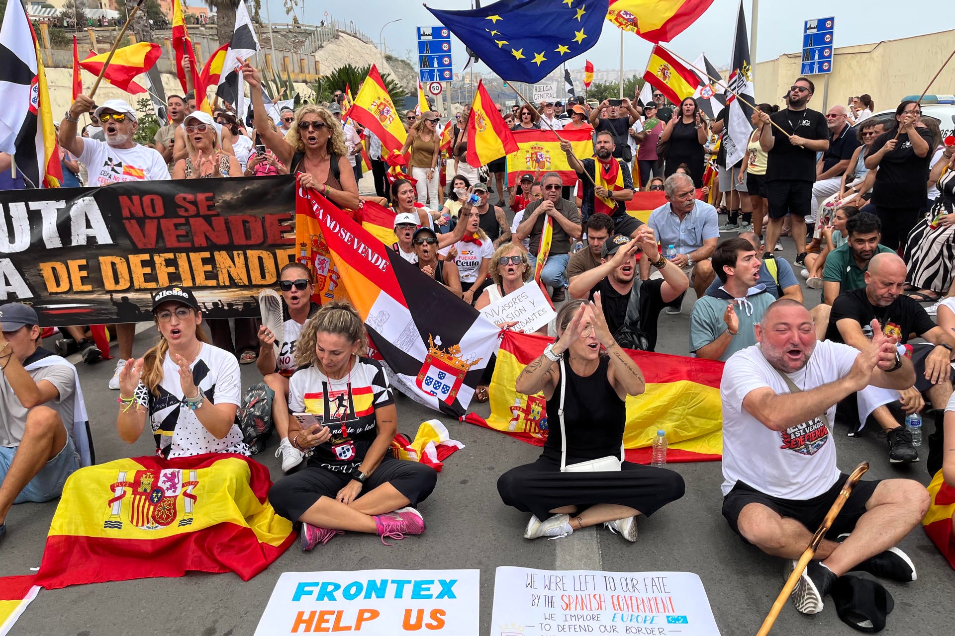 Centenares de personas salieron este domingo a las calles de la ciudad española de Ceuta para reclamar que se garanticen los derechos de los niños que residen allí Centenares de personas salieron este domingo a las calles de la ciudad española de Ceuta para reclamar que se garanticen los derechos de los niños que residen allí
