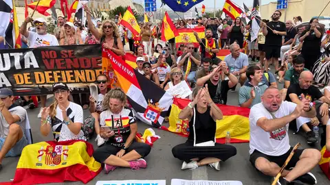 Centenares de personas salieron este domingo a las calles de la ciudad española de Ceuta para reclamar que se garanticen los derechos de los niños que residen allí Centenares de personas salieron este domingo a las calles de la ciudad española de Ceuta para reclamar que se garanticen los derechos de los niños que residen allí