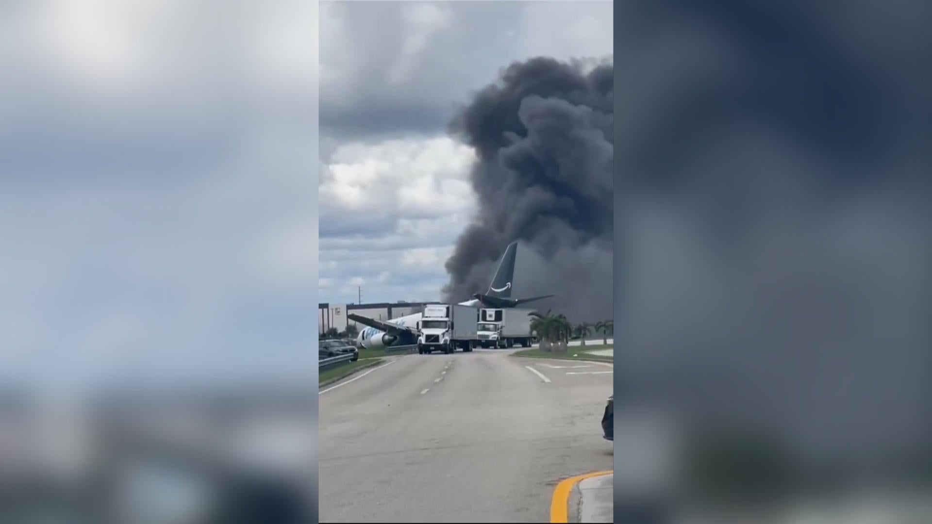 Captura de video tomada de rastreo de redes del accidente de un avión de carga con el logotipo de Amazon que se estrelló al salirse de la pista después de aterrizar este domingo, en el Aeropuerto Internacional de Miami (EE.UU.) Captura de video tomada de rastreo de redes del accidente de un avión de carga con el logotipo de Amazon que se estrelló al salirse de la pista después de aterrizar este domingo, en el Aeropuerto Internacional de Miami (EE.UU.)