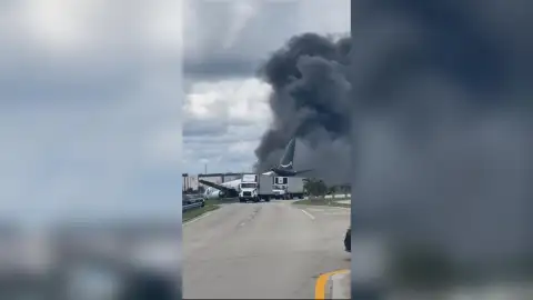 Captura de video tomada de rastreo de redes del accidente de un avión de carga con el logotipo de Amazon que se estrelló al salirse de la pista después de aterrizar este domingo, en el Aeropuerto Internacional de Miami (EE.UU.) Captura de video tomada de rastreo de redes del accidente de un avión de carga con el logotipo de Amazon que se estrelló al salirse de la pista después de aterrizar este domingo, en el Aeropuerto Internacional de Miami (EE.UU.)