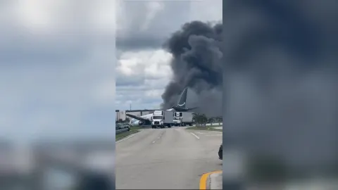 Captura de video tomada de rastreo de redes del accidente de un avión de carga con el logotipo de Amazon que se estrelló al salirse de la pista después de aterrizar este domingo, en el Aeropuerto Internacional de Miami (EE.UU.)