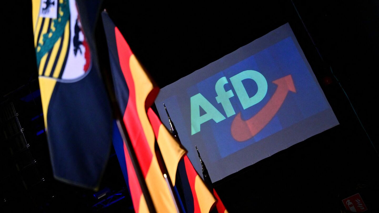 Banderas alemanas y la bandera estatal de Sajonia-Anhalt (izquierda) se ven junto al logotipo de la AfD