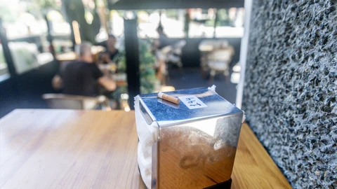 Una colilla en una terraza, a 12 de septiembre de 2025, en Madrid (España).