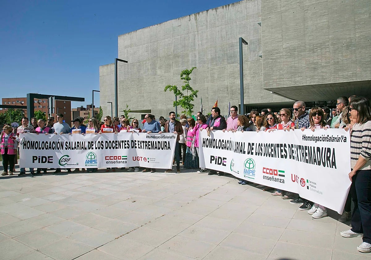 Sindicatos y Organizaciones Agrarias preparan un "Otoño Caliente" para el Gobierno extremeño Sindicatos y Organizaciones Agrarias preparan un "Otoño Caliente" para el Gobierno extremeño