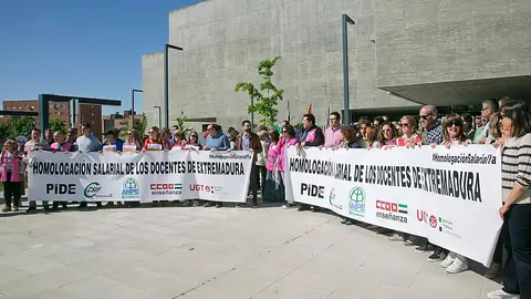 Sindicatos y Organizaciones Agrarias preparan un "Otoño Caliente" para el Gobierno extremeño Sindicatos y Organizaciones Agrarias preparan un "Otoño Caliente" para el Gobierno extremeño