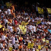 Aficionados del Valencia protestan contra Lim en Mestalla