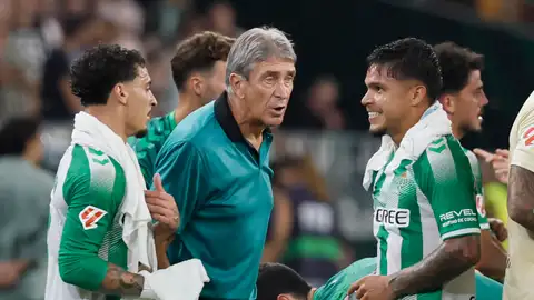 El técnico chileno del Betis, Manuel Pellegrini (c), durante el partido de la cuarta jornada de LaLiga que Real Betis y Real Madrid disputan este viernes en el estadio de La Cartuja, en Sevilla. El técnico chileno del Betis, Manuel Pellegrini (c), durante el partido de la cuarta jornada de LaLiga que Real Betis y Real Madrid disputan este viernes en el estadio de La Cartuja, en Sevilla.